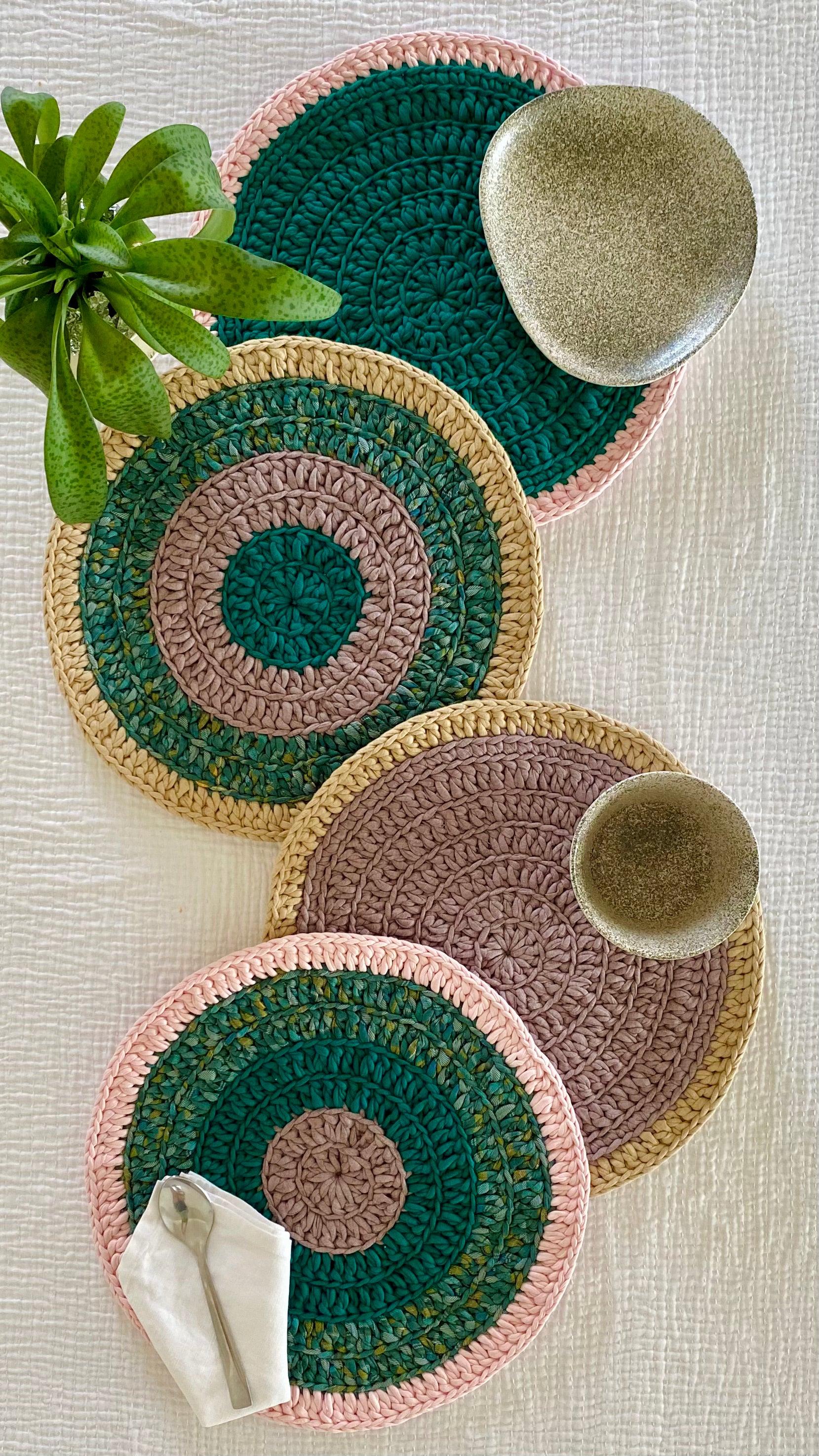Image of Set of 4 Round Crochet Placemats / Dining Mats Green Pink
